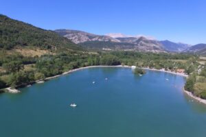 Camping Les Rives du Lac Luftaufnahme vom Campingplatz am See in den Alpen