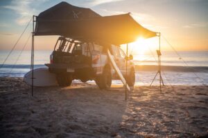 Der Surf Camp von Nissan mit Dachzelt am Strand