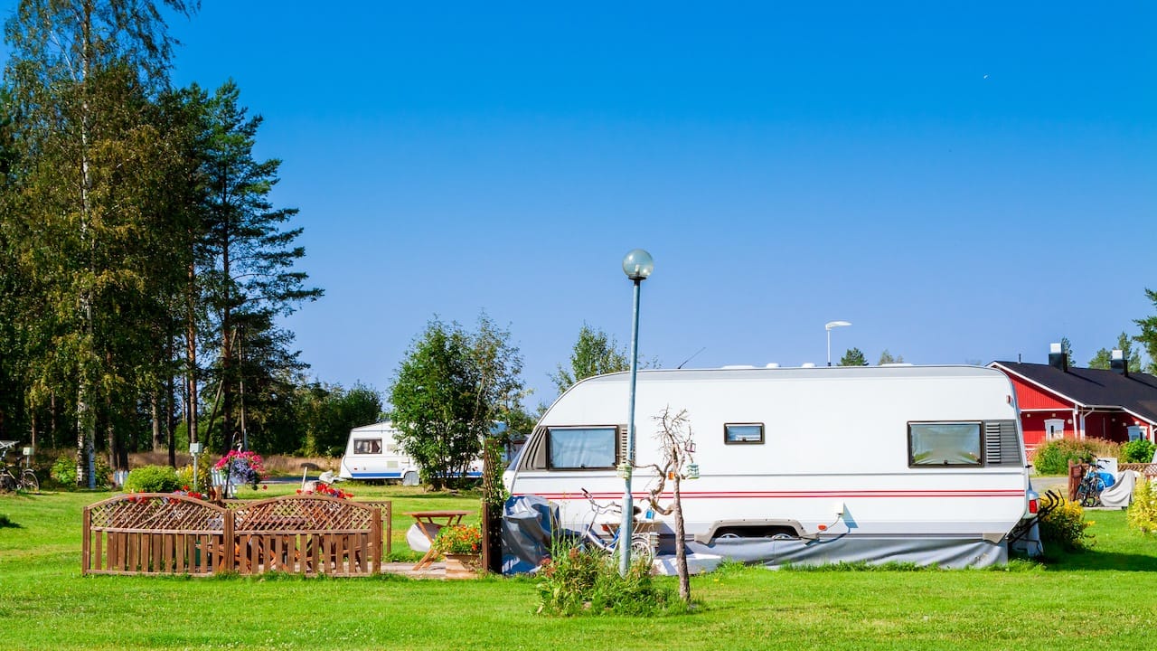 Dauercamper-Versicherung: Schutz für feststehende Wohnwagen und Tiny Homes