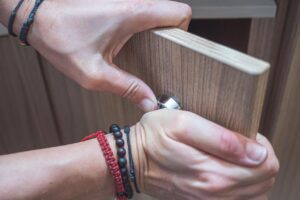 Moebelgriff Wohnmobil Wohnwagen Pushlock einsetzen Ring festdruecken