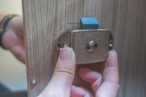 Moebelgriff Wohnwagen Wohnmobil austauschen neues Push Lock einsetzen