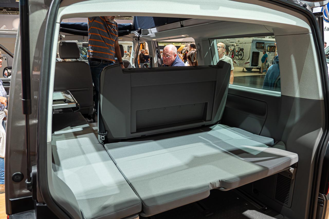 VW California 6.1 – Strand-Hopping mit Stil (inkl. Video-Roomtour) 24 Die ausgeklappte zusätzliche Bettfläche im VW California 6.1 Beach Camper