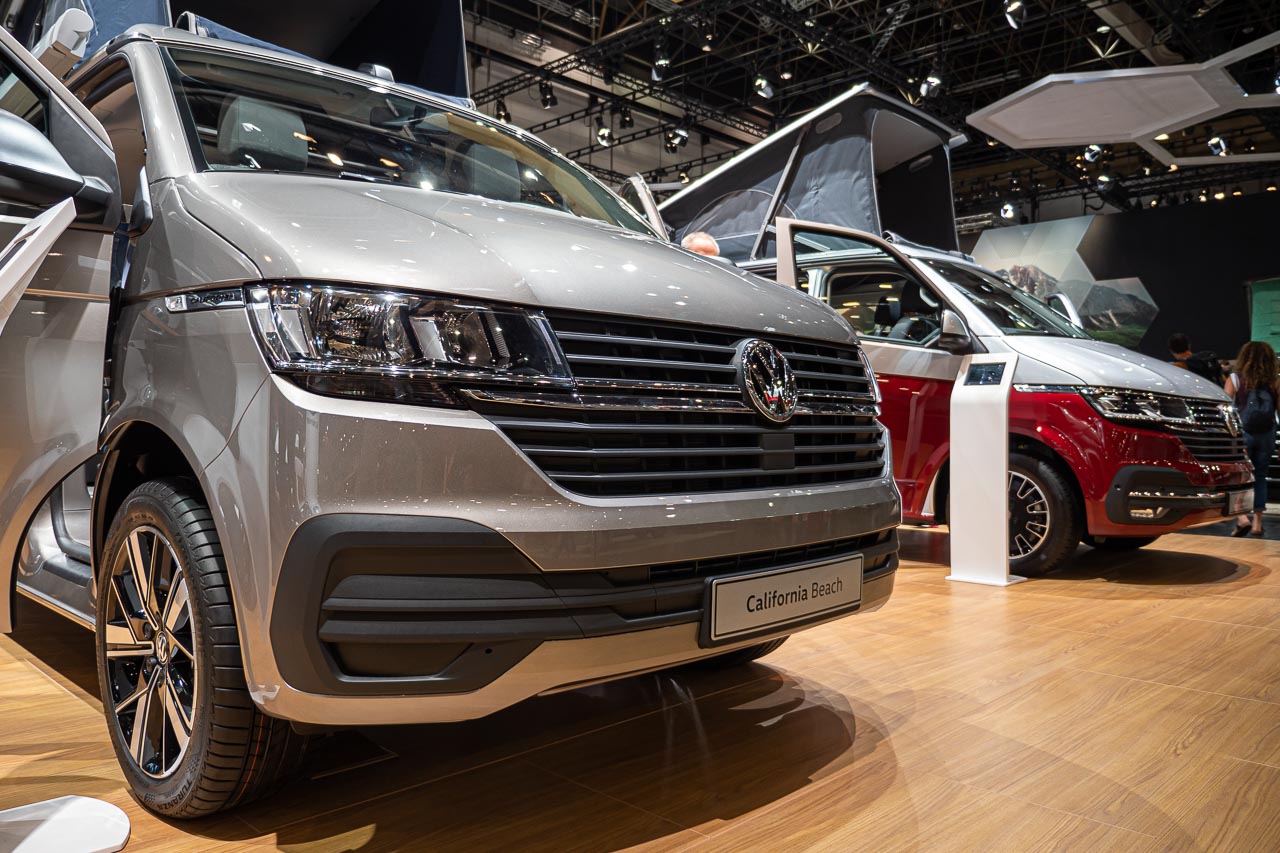 VW California 6.1 – Strand-Hopping mit Stil (inkl. Video-Roomtour) 14 Blick von vorne seitlich auf die Front eines VW California 6.1 Beach auf dem Messestand des Caravan Salon 2019 in Düsseldorf