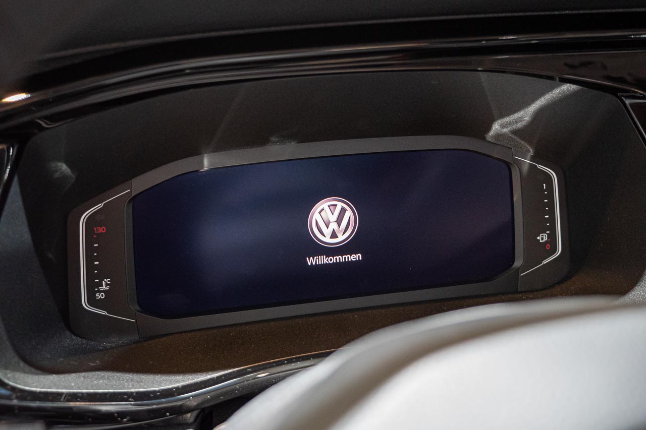 VW California 6.1 – Strand-Hopping mit Stil (inkl. Video-Roomtour) 10 Blick auf das Display im Cockpit eines VW California 6.1 auf dem Messestand des Caravan Salon 2019 in Düsseldorf