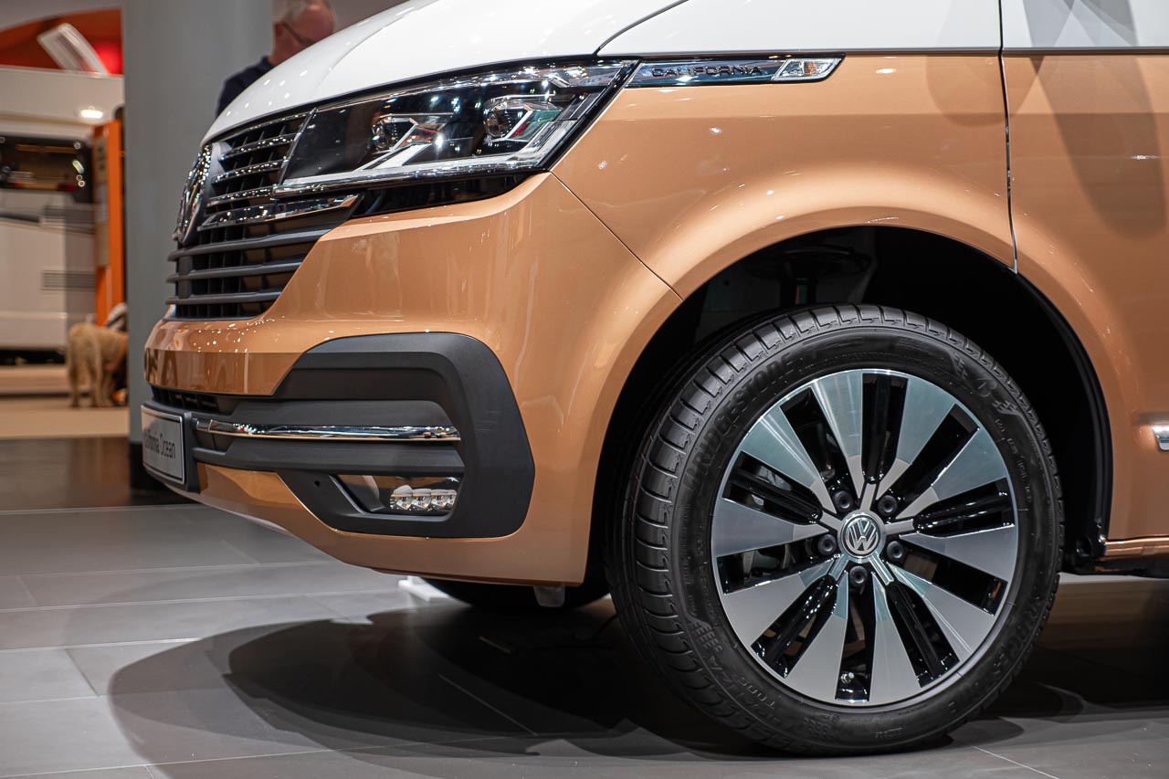 VW California 6.1 – Strand-Hopping mit Stil (inkl. Video-Roomtour) 16 Blick von der Seite auf den linken Frontbereich inklusive Vorderrad vom VW California 6.1 Ocean auf dem Messestand des Caravan Salon 2019 in Düsseldorf