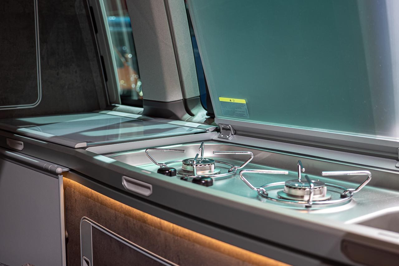 VW California 6.1 – Strand-Hopping mit Stil (inkl. Video-Roomtour) 27 Die Miniküche im VW California 6.1 auf dem Messestand des Caravan Salon 2019 in Düsseldorf