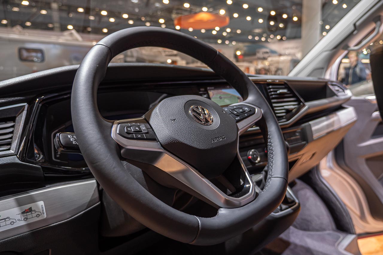 VW California 6.1 – Strand-Hopping mit Stil (inkl. Video-Roomtour) 9 Detailaufnahme eines Lenkrad im VW California 6.1 auf dem Messestand des Caravan Salon 2019 in Düsseldorf