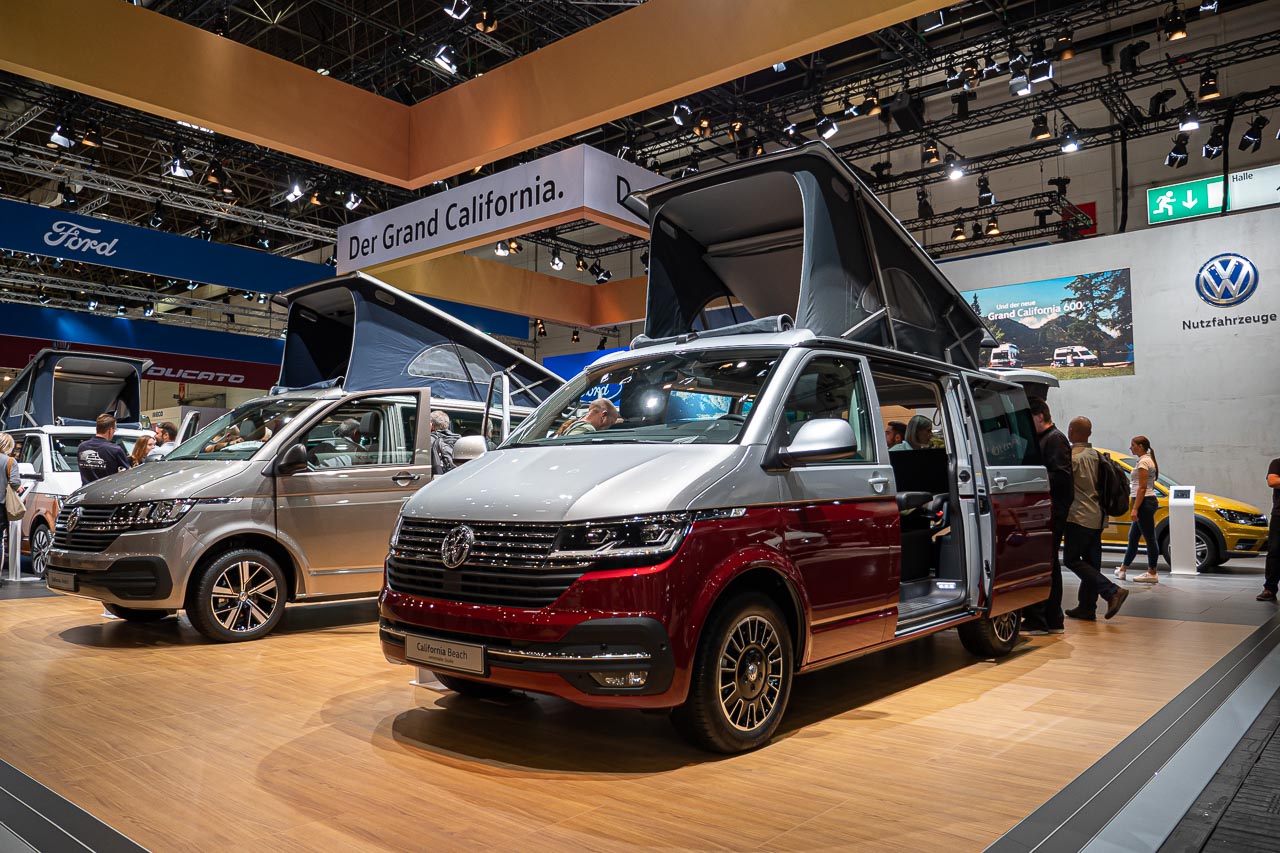 VW California 6.1 – Strand-Hopping mit Stil (inkl. Video-Roomtour) 20 Blick auf zwei VW California 6.1 Beach Camper auf dem Messestand des Caravan Salon 2019 in Düsseldorf