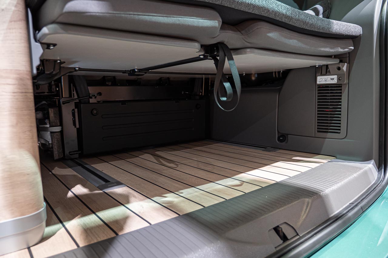 VW California 6.1 – Strand-Hopping mit Stil (inkl. Video-Roomtour) 7 Stauraum unterm Bett eines VW California 6.1 Coast auf dem Messestand des Caravan Salon 2019 in Düsseldorf