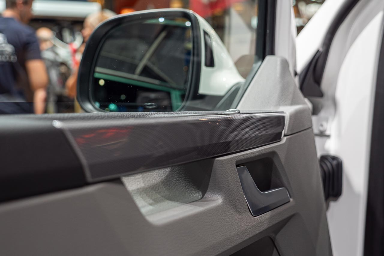 VW California 6.1 – Strand-Hopping mit Stil (inkl. Video-Roomtour) 8 Nahaufnahme der Fahrertür von innen eines VW California 6.1 auf dem Messestand des Caravan Salon 2019 in Düsseldorf