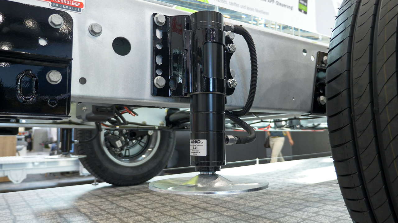 Camping-Trends 2023: Reiseziele, Fahrzeuge, Ausstattung – was in diesem Jahr besonders beliebt ist 21 Hydraulisches Stützensystem HY4 von AlL-KO an einem Chassis ohne Aufbau