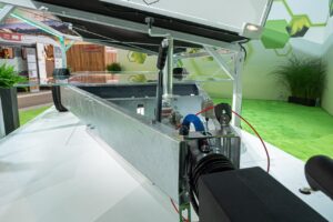 Detailaufnahmen des Chassis vom e.home Coco auf dem Messestand von Dethleffs beim Caravan Salon 2019