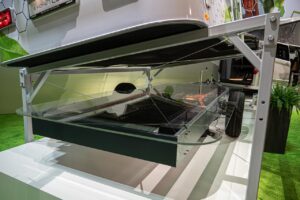 Detailaufnahmen Chassis getrennt vom Wagen vom e.home Coco auf dem Messestand von Dethleffs beim Caravan Salon 2019