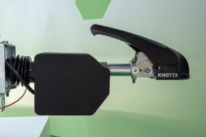 Detailaufnahmen der Anhängerkupplung vom e.home Coco auf dem Messestand von Dethleffs beim Caravan Salon 2019