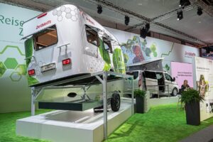 Blick auf den Messestand von Dethleffs mit dem e.home Coco getrennt von seinem elektronisch angetriebenen Chassis.