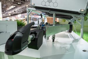 Blick von der Anhängerkupplung auf das Chassis des e.home Coco auf dem Messestand beim Caravan Salon Düsseldorf 2019