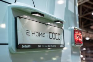 Blick auf dem Messestand von Dethleffs auf das Nummernschild des e.home Coco