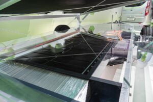 Blick auf das Herzstück des e.home Coco: den Elektroantrieb des Chassis unter einer Plexiglasscheibe.