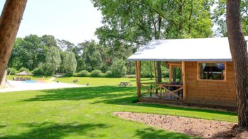 Holzbungalow auf dem Fünf Sterne Camping De Paal in Europa
