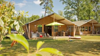 Eine der Ferienunterkünfte auf dem 5 Sterne Camping de kleine Wolf