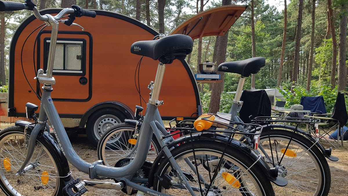 Fahrräder und der Mini Caravan KULBA Woody