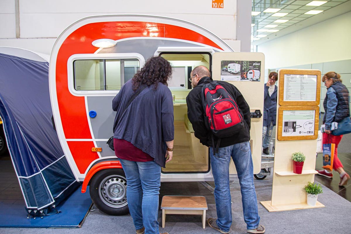 Der Pino Mikro Caravan auf einer Messe