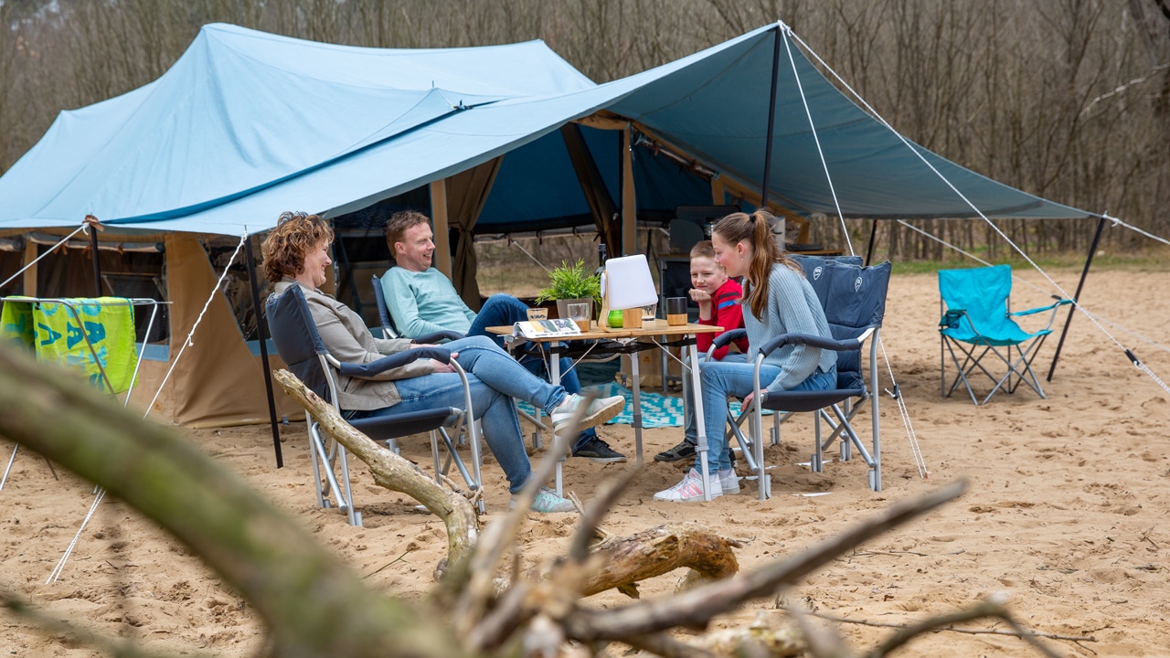 Eine Familie vor dem Campooz Faltanhänger