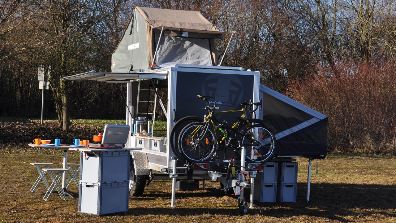 Bepackter Farfalla Faltcaravan von aussen