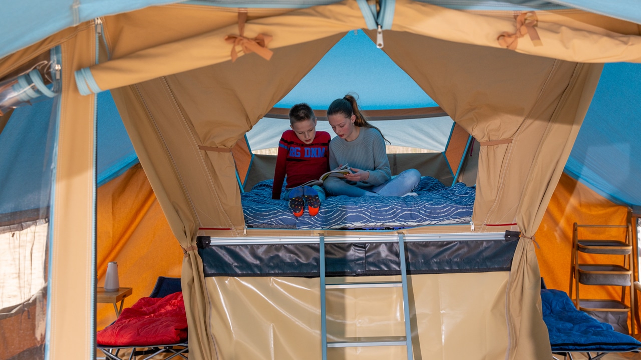 Kinder im Zeltanhänger Campooz