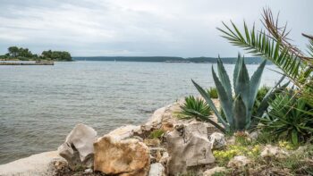 Schöne Campingplätze am Wasser beim Camping in Kroatien
