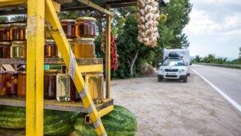 Lebensmittel am Strassenrand beim Camping in Kroatien