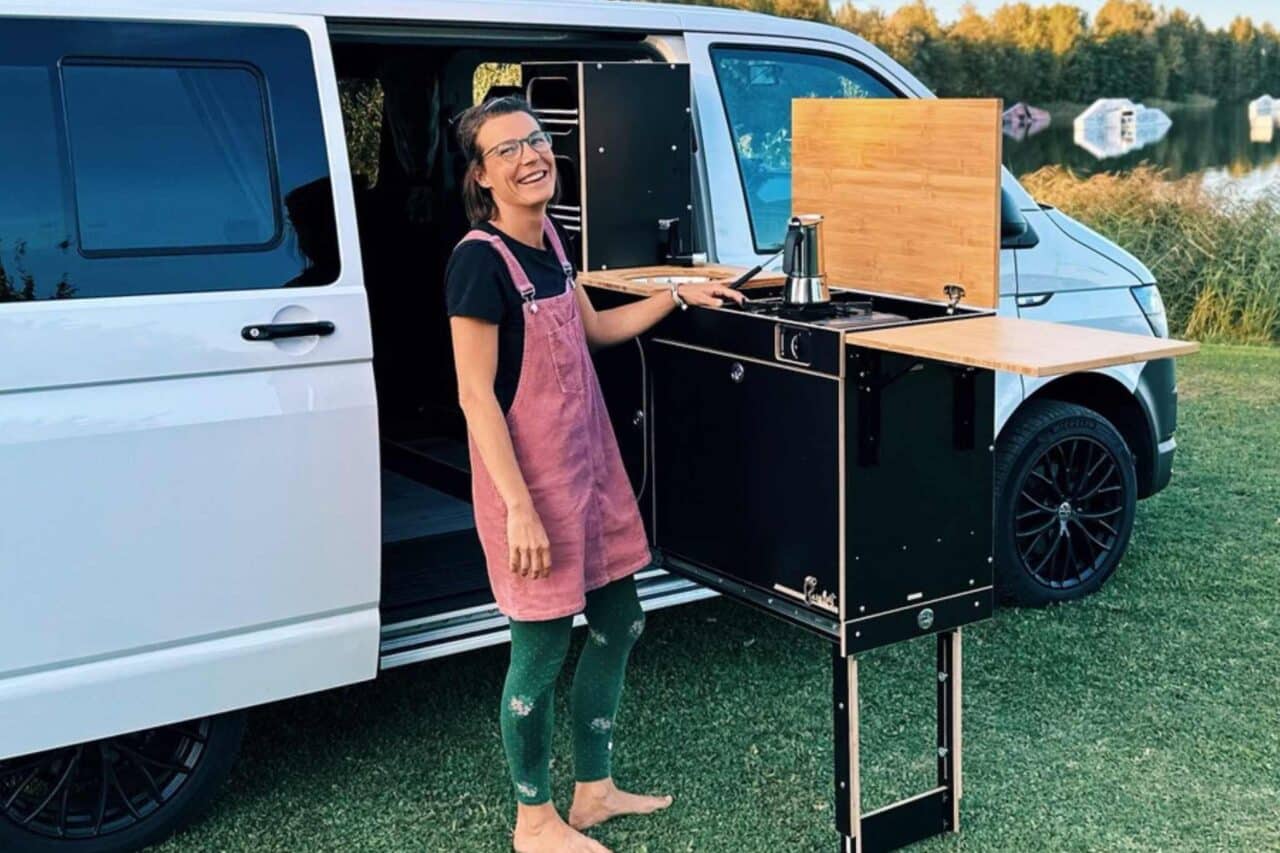 Campingboxen: Besonders praktisch ist die ausziehbare Küche. Campingboxen: Die Liegefläche bietet ausgiebig Platz. © Tobias Czoppik, BarefootVans