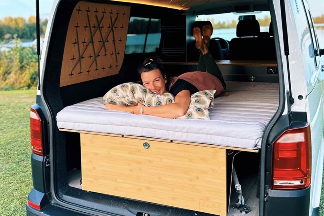 Campingboxen: Die Liegefläche bietet ausgiebig Platz. © Tobias Czoppik, BarefootVans