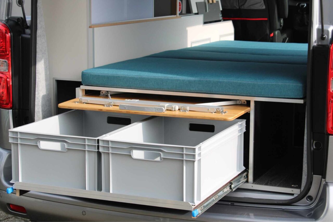 Durchdachtes Design mit ausziehbaren Kisten im Heckraum. © Freizeitmobile KLIEM GmbH & Co.KG