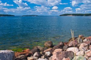 Finnland Schaerenkueste Turku Felsen