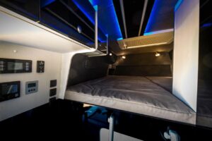 Schlafbereich über der Garage im an von VR Motorhomes