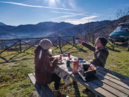 Frühstück mit dem Camper nach einer Nacht freistehend