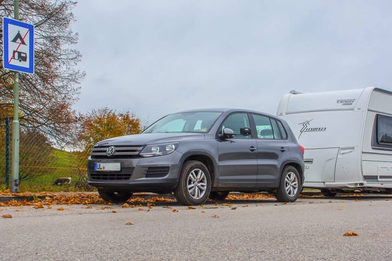 Wohnwagen parken auf öffentlichem Raum