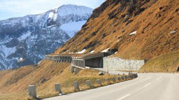 Lawinenschutz an einer Strasse in Österreich