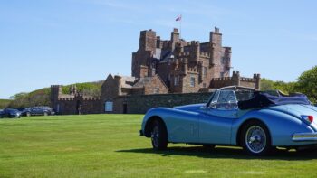 Auto fahren in Schottland beim Camping-Urlaub
