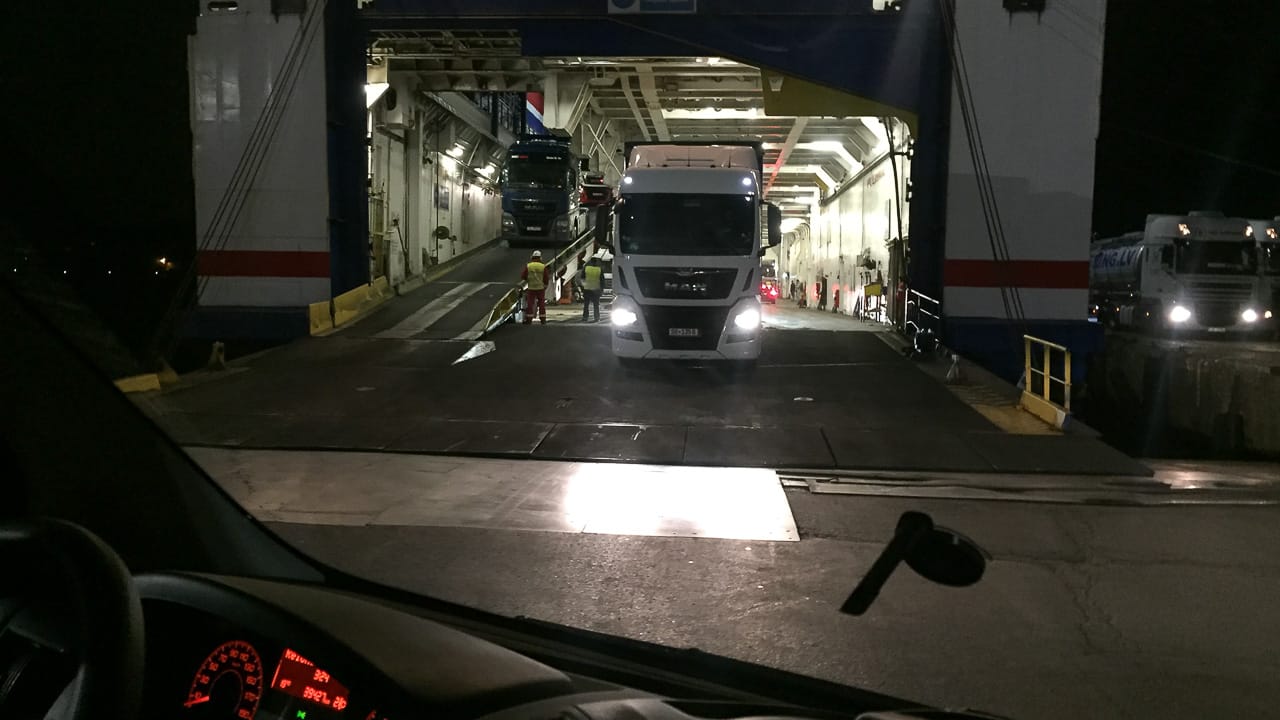 Mit Wohnmobil und Wohnwagen auf der Fähre – was du beachten musst 13 Rückwärts von der Fähre mit dem Wohnmobil