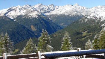 Schneebedeckte Berge beim Camping in Österreich