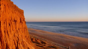 Sonnenuntergang am Strand mit Hund in Portugal