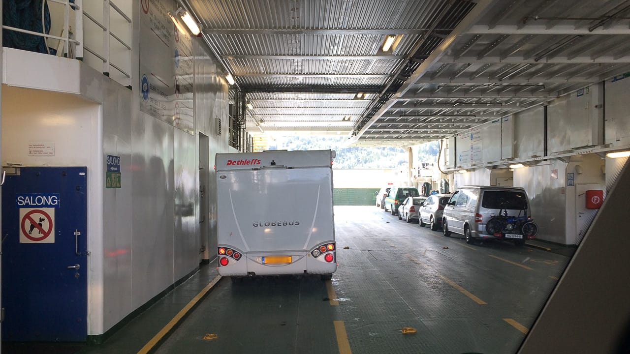 Mit Wohnmobil und Wohnwagen auf der Fähre – was du beachten musst 14 Wohnmobil auf einer offenen Fähre in Norwegen