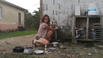 Abspülen in Belize auf einer Radreise von Mexiko nach Costa Rica