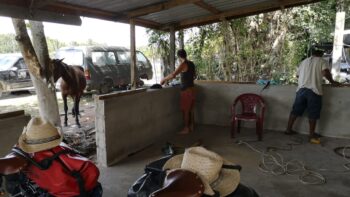 Hilfe am Haus in Belize auf einer Radreise durch Südamerika