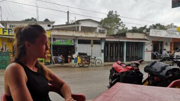 Besuch im Restaurant auf einer Radreise von Mexiko nach Costa Rica