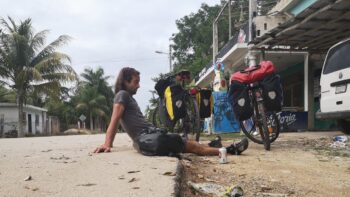 Pause auf einem Bordstein beim Radfahren von Mexiko nach Costa Rica