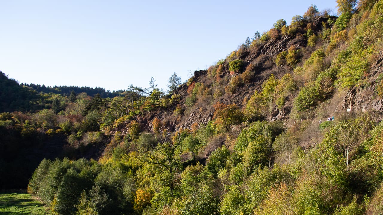 Reisen & Camping in der Eifel: Tolle Tipps für Stellplätze und Ausflugsziele 29 Aussicht von Burg Eltz bei Urlaub mit Camping in der Eifel