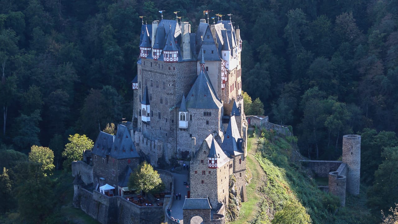 Reisen & Camping in der Eifel: Tolle Tipps für Stellplätze und Ausflugsziele 28 Panoramablick Burg Eltz Urlaub Camping in der Eifel